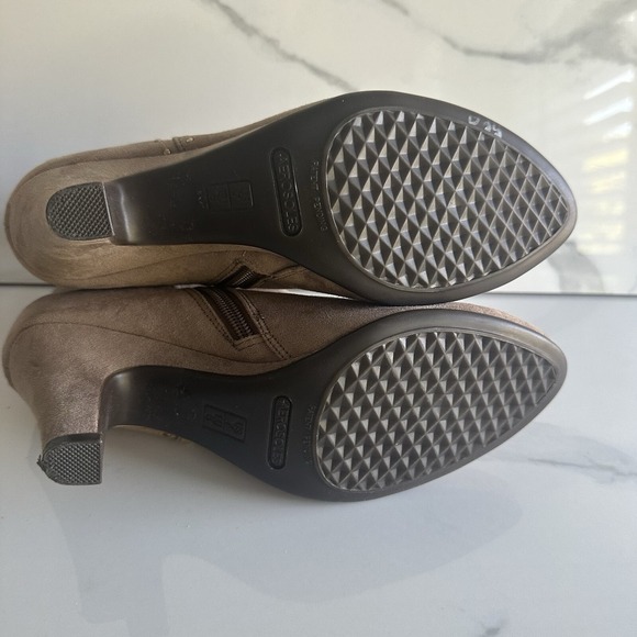 Aerosoles Grapeseed Faux Suede Studded Ankle Booties Women's Size 7 Taupe - Picture 12 of 15